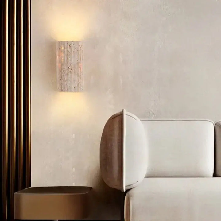 Applique murale beige avec une texture de pierre