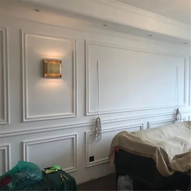 Applique Murale Contemporaine Carrée Sculpturale Dorée