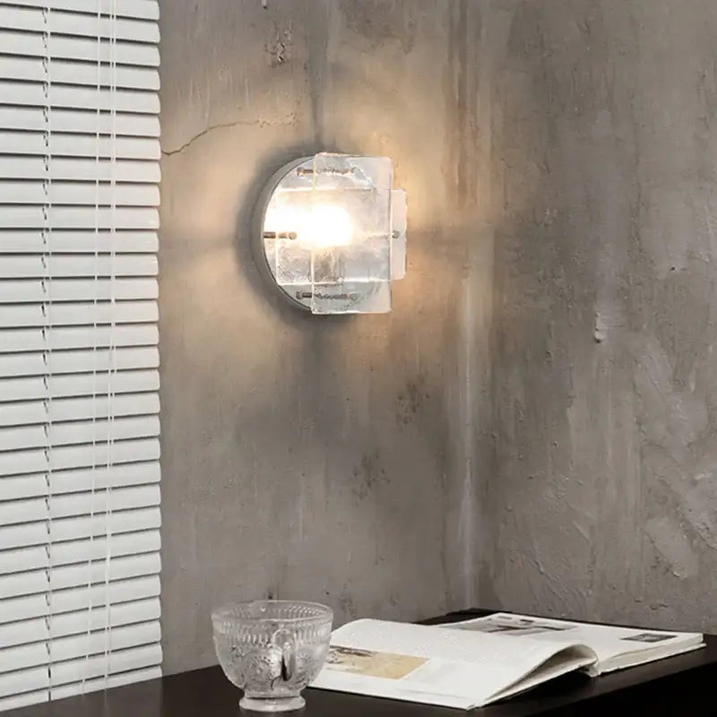 Applique murale couleur chrome avec façade en verre