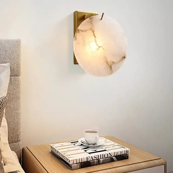 Applique murale design effet marbre et base dorée