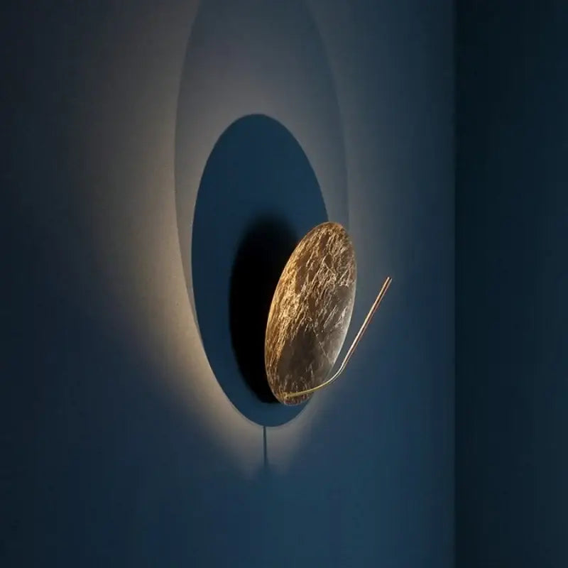 Applique Murale Design Ronde Dorée Effet Lune Élégante