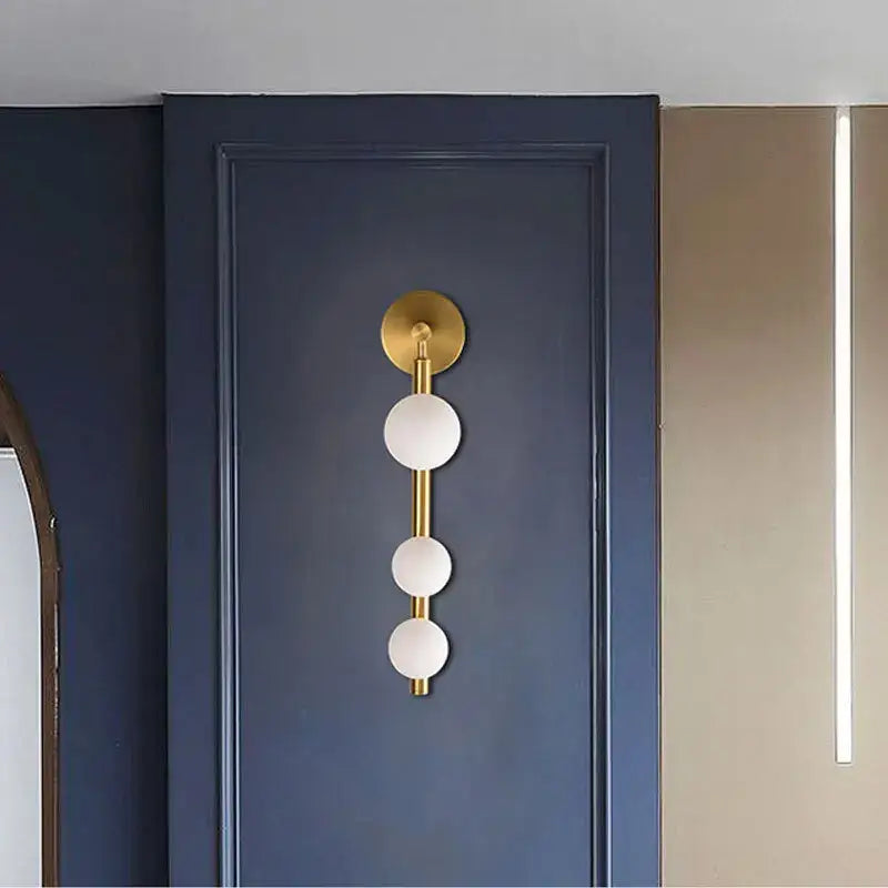 Applique murale dorée design avec des globes en verre
