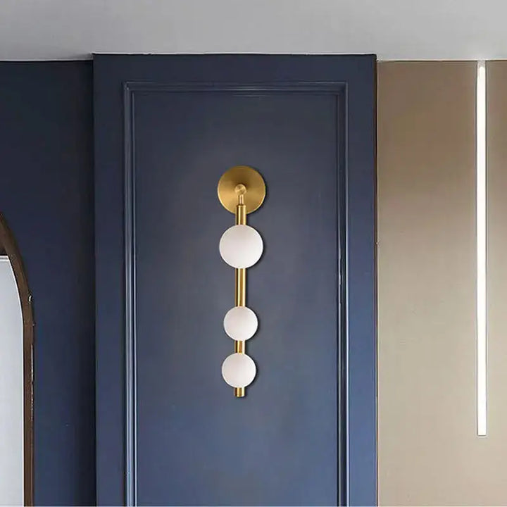 Applique murale dorée design avec des globes en verre