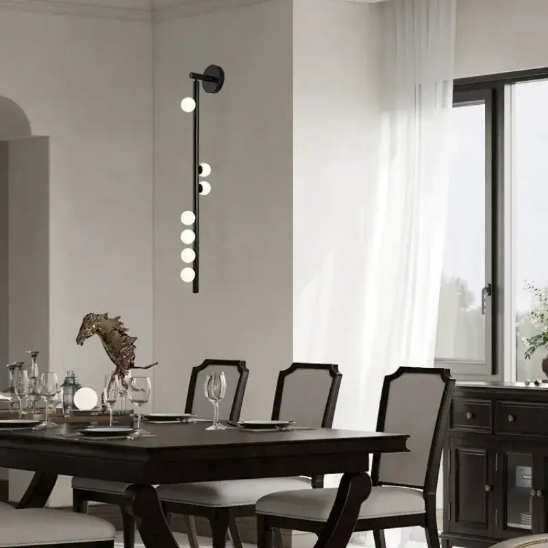 Applique murale élancée en laiton avec globes opalins