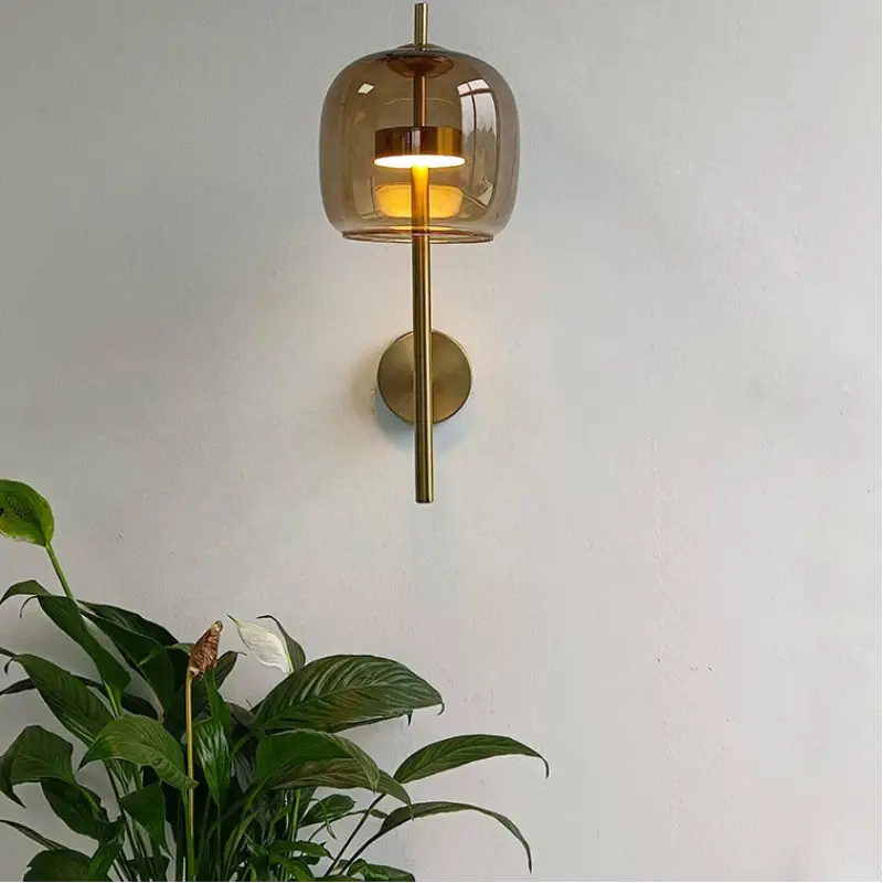 Applique murale élégante bras doré avec abat-jour en verre