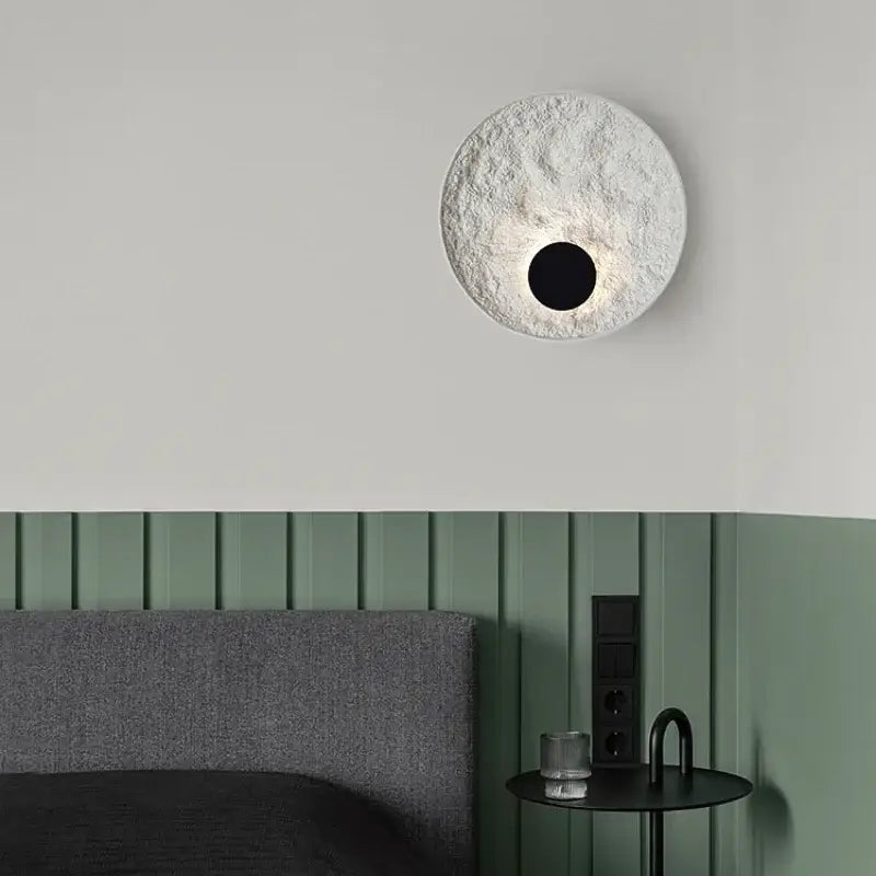 Applique Murale Ronde Effet Éclipse Blanc Style Sculptural
