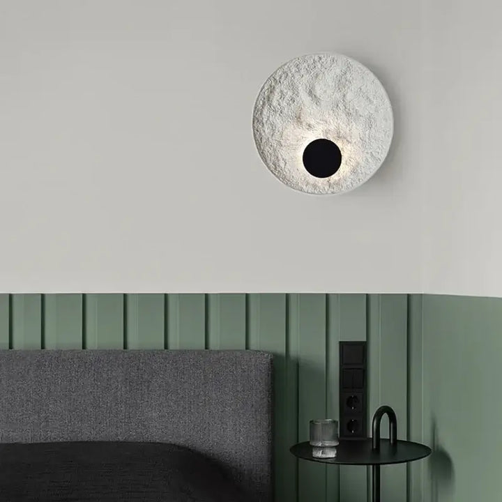 Applique Murale Ronde Effet Éclipse Blanc Style Sculptural