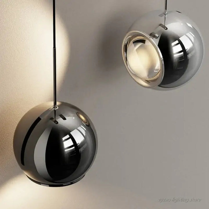 Applique murale suspendue avec une boule projetant la lumière