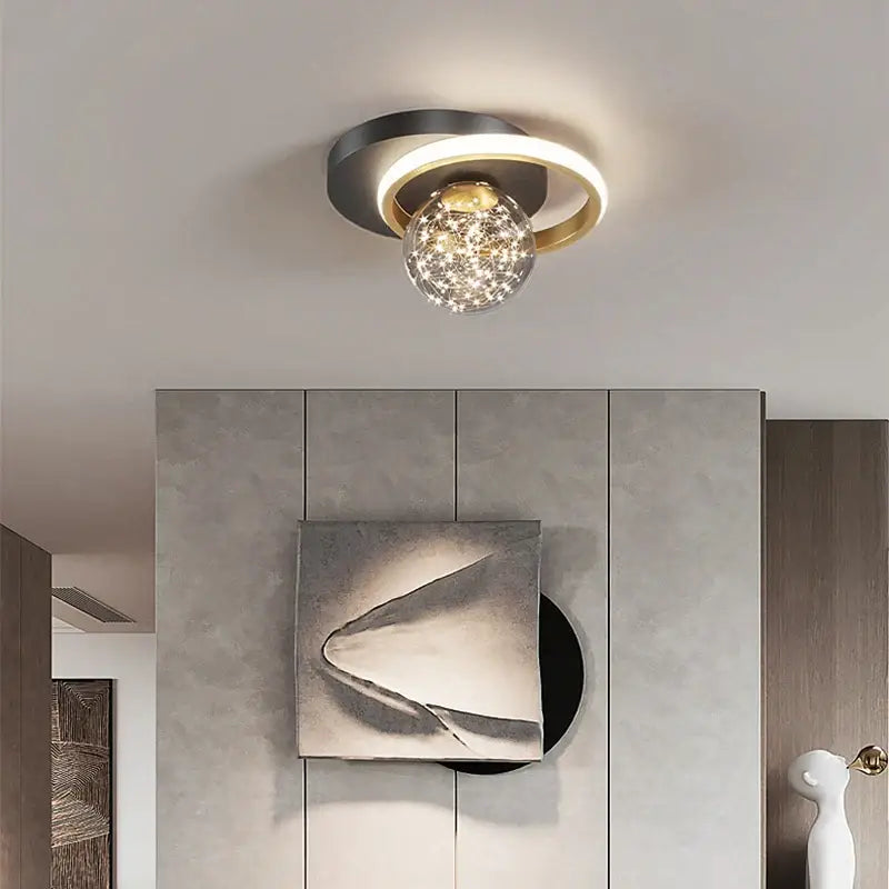 Plafonnier design avec boule cristal et lumière tamisée