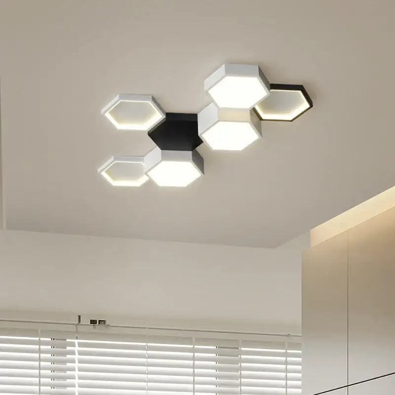 Plafonnier LED moderne à hexagones blancs et noirs imbriqués