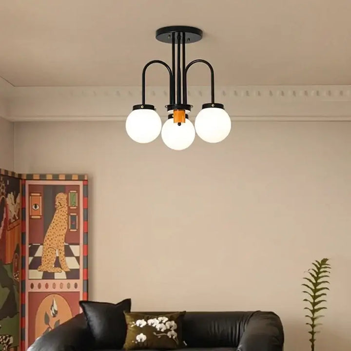 Plafonnier moderne à boules opalines pour intérieur chaleureux