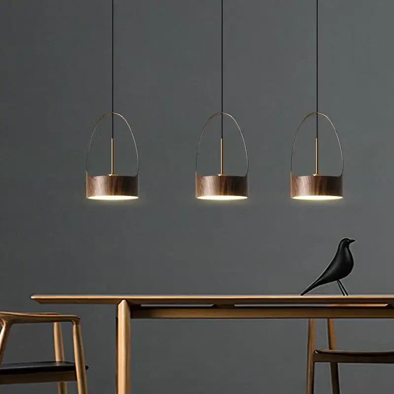 Suspension design bois moderne avec abat-jour cylindrique élégant