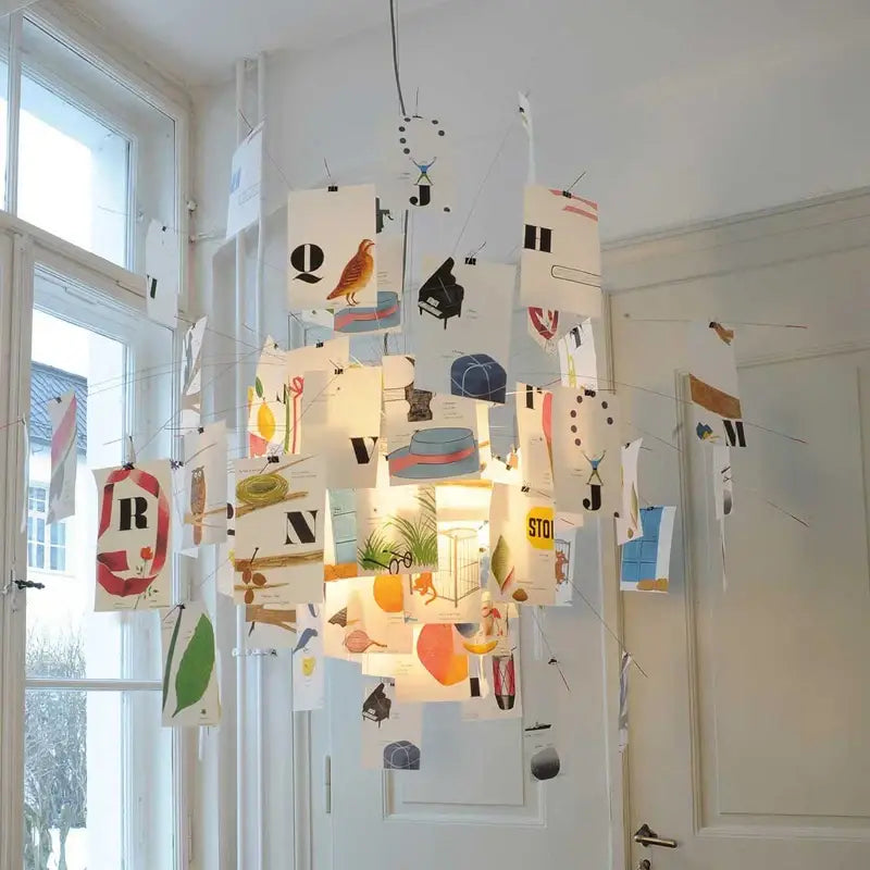 Suspension luminaire composé de feuilles avec des notes inspirantes