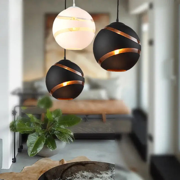 Suspension luminaire ronde disponible en noir ou blanc