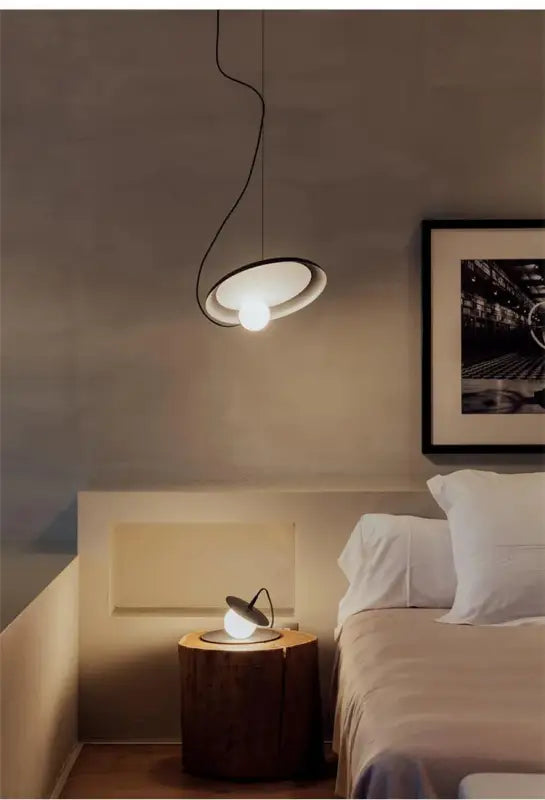 Suspension Moderne Globe Opale et Anneau Métal Design Spatial Chic