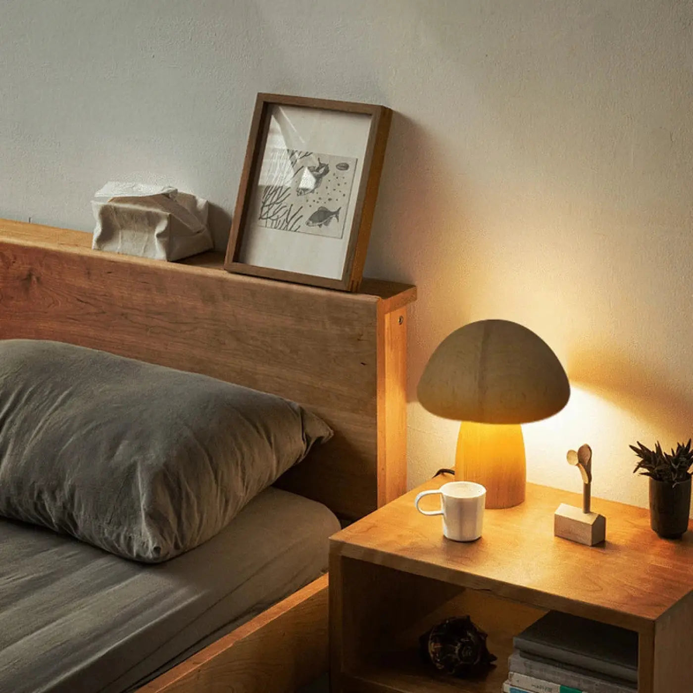 Lampe de chevet champignon en céramique mate avec une douce lumière ambre chaude