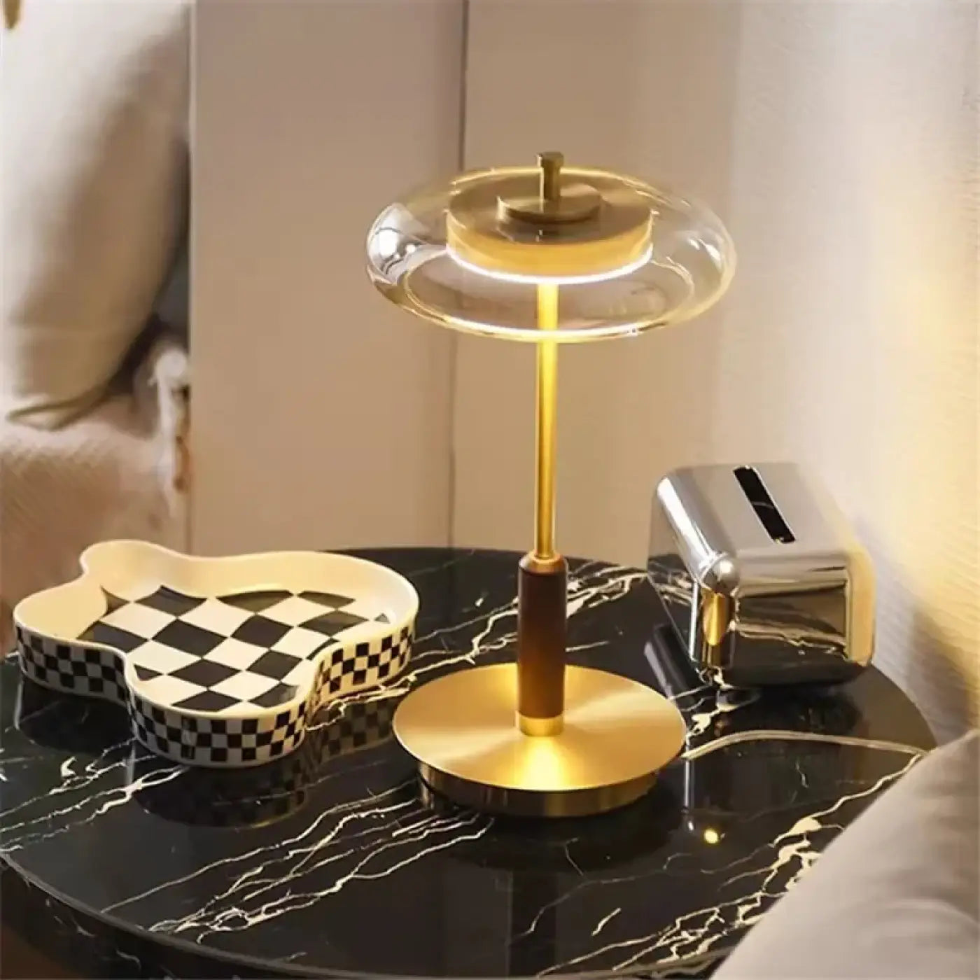Lampe de table moderne en laiton et verre avec abat-jour circulaire translucide pour un éclairage élégant.