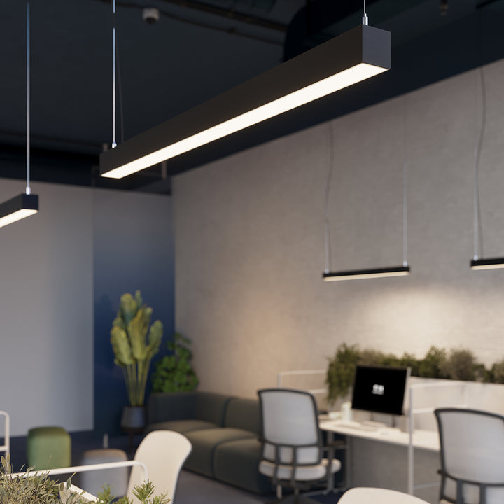 Suspension linéaire PINNE noir dans un espace de bureau