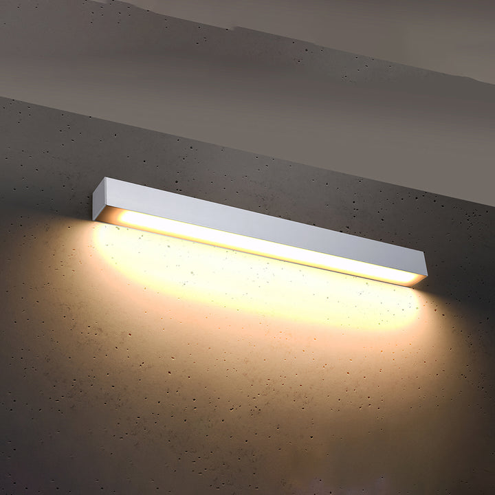 Applique murale linéaire PINNE blanc allumée, lumière vers le bas