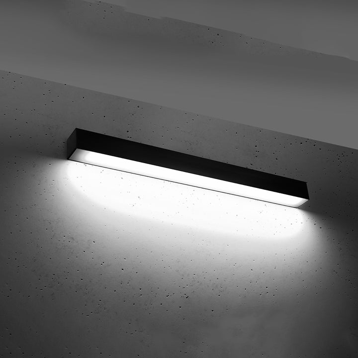 Applique murale linéaire PINNE noir allumée, lumière vers le bas
