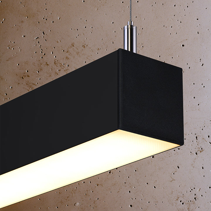 Suspension linéaire PINNE noir allumée, détail du diffuseur opale