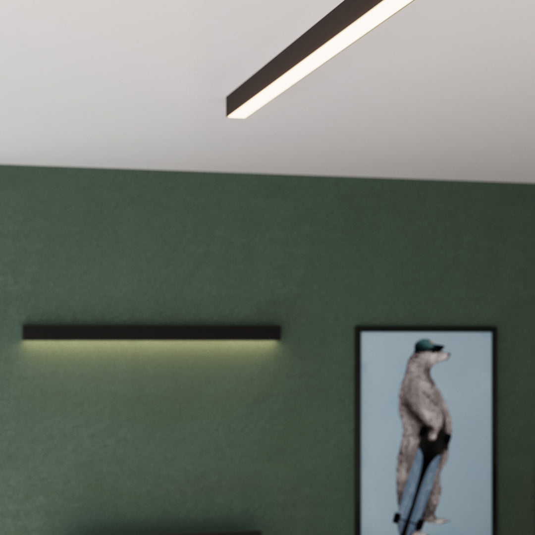 Applique murale linéaire PINNE noir au-dessus d'un tableau