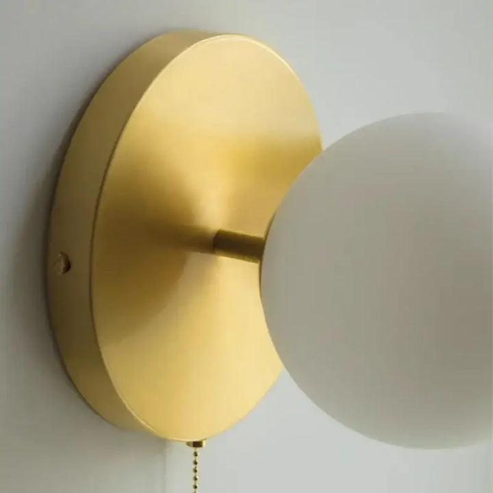 Applique murale en bois avec globe lumineux blanc style scandinave