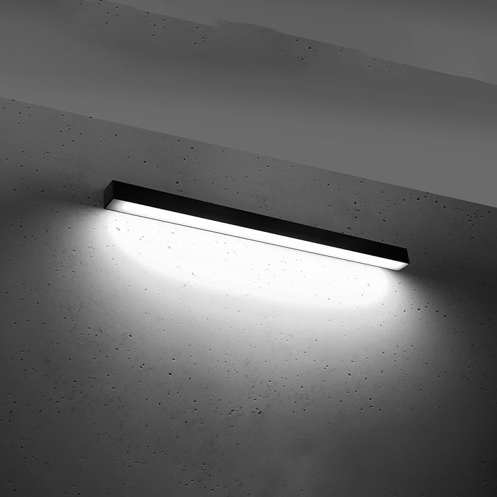 Applique murale linéaire PINNE noir allumée, lumière vers le bas