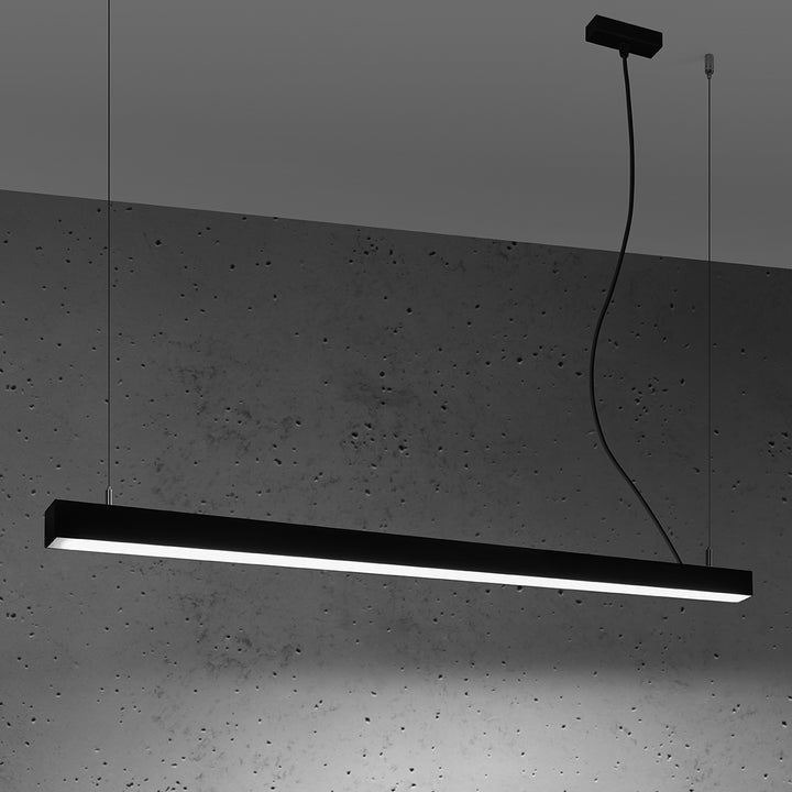 Suspension linéaire PINNE noir allumée, suspendue
