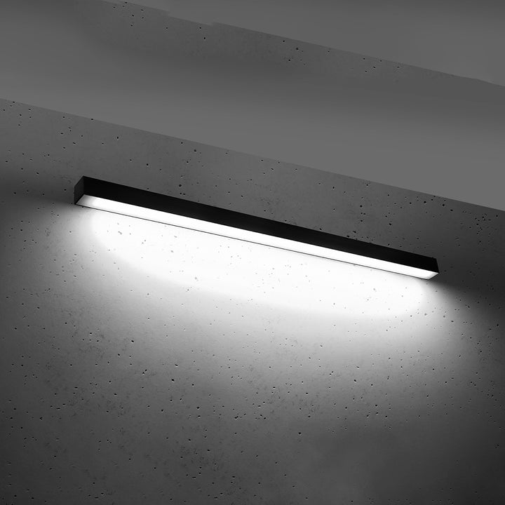 Applique murale linéaire PINNE noir allumée, lumière vers le bas