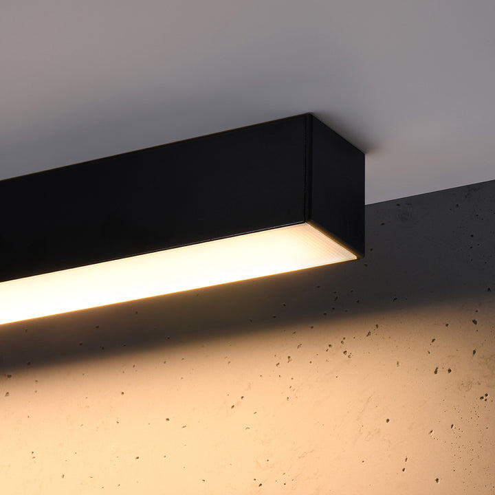 Plafonnier linéaire PINNE noir allumée, détail du diffuseur opale
