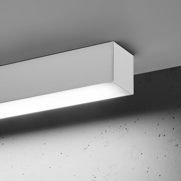 Plafonnier linéaire PINNE blanc allumée, détail du diffuseur opale