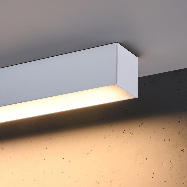 Plafonnier linéaire PINNE blanc allumée, détail du diffuseur opale