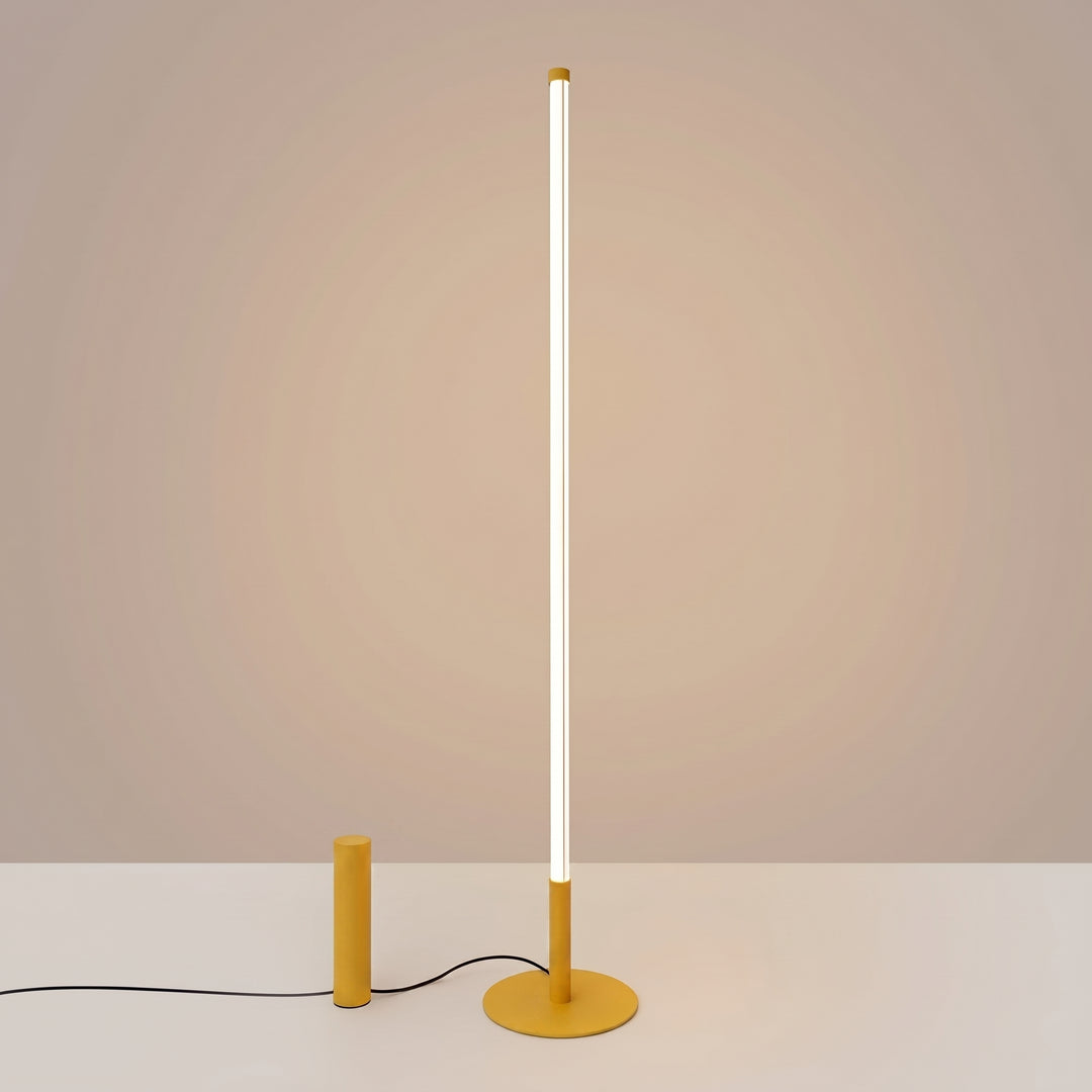 Lampadaire TRANG jaune allumée, tube lumineux