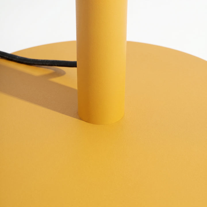 Lampadaire TRANG jaune détail de la base