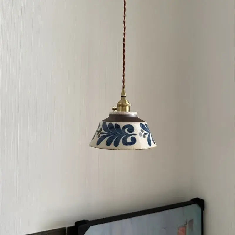 Suspension céramique avec motif floral bleu blanc doré chic