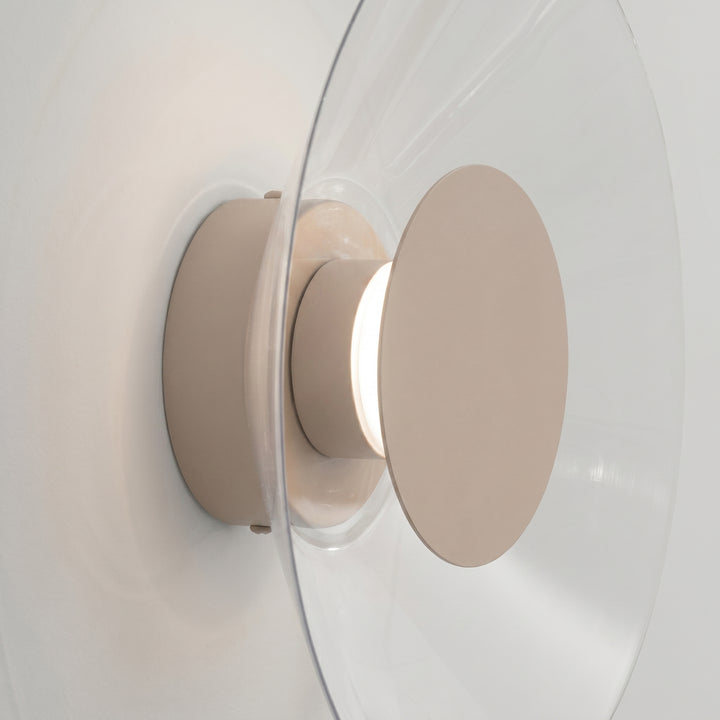Applique murale ASTRO taupe vue de profil, disque transparent