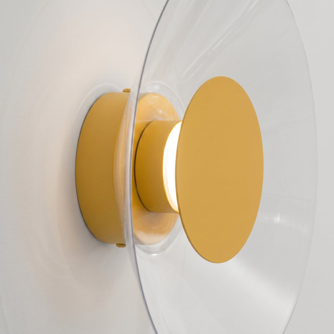 Applique murale ASTRO jaune vue de profil, disque transparent