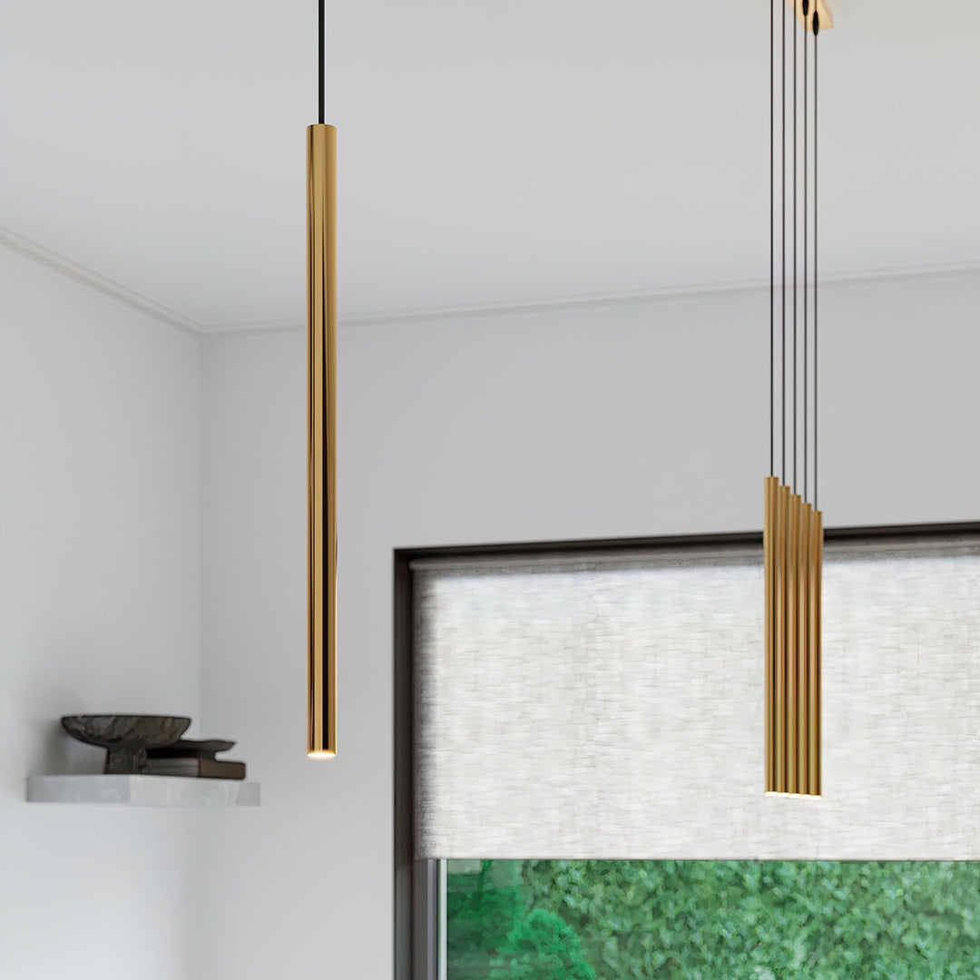 Suspensions tubes fins doré dans un intérieur contemporain