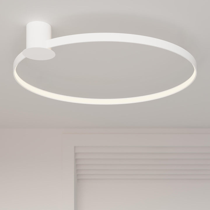 Plafonnier anneau RIO blanc dans un intérieur contemporain