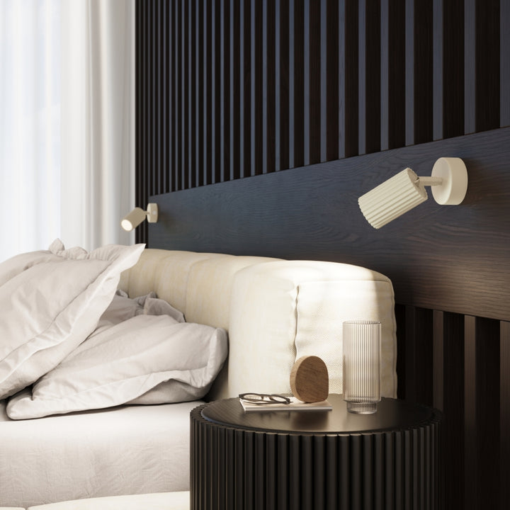 Luminaire Plafonnier beige allumée, vue rapprochée