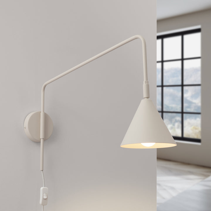 Applique Murale beige allumée, vue rapprochée