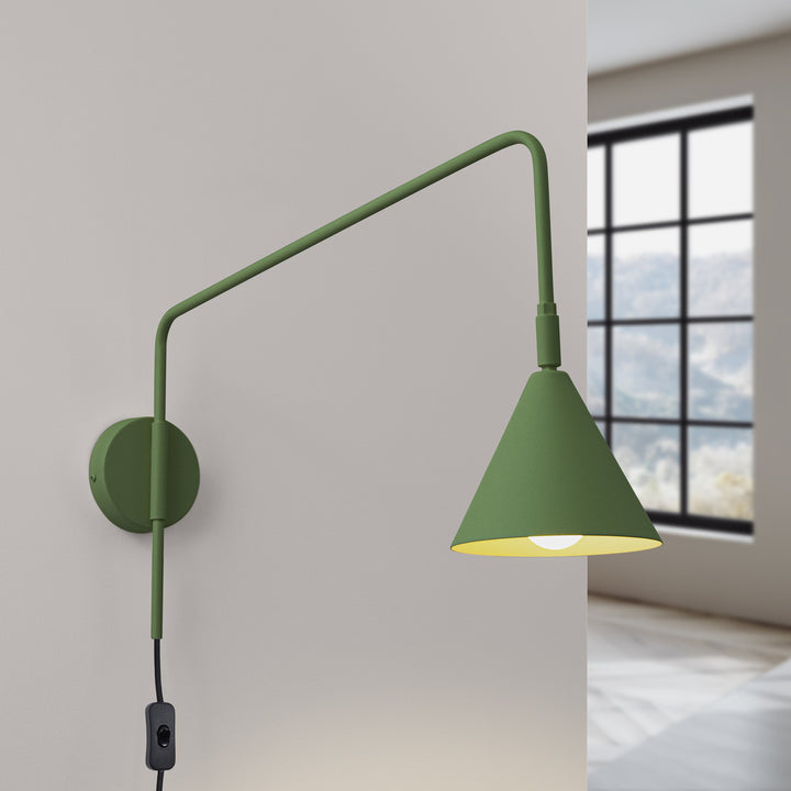 Applique Murale vert olive allumée, vue rapprochée