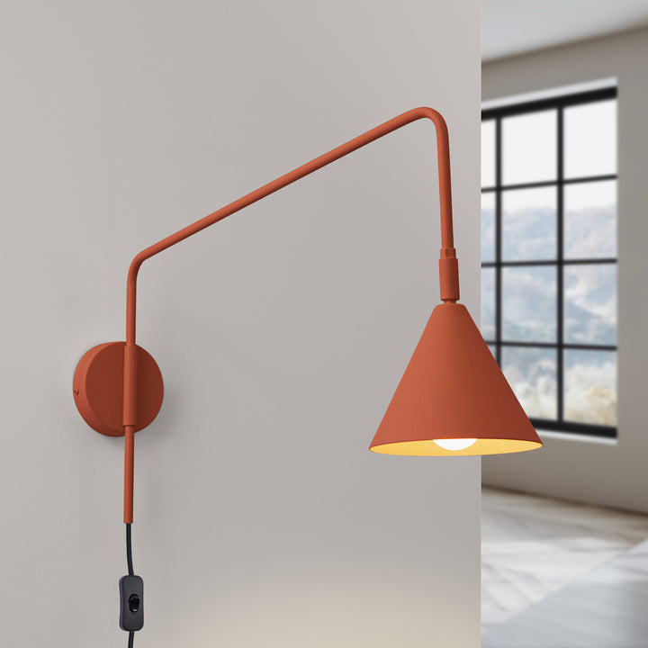 Applique Murale ocre rouge allumée, vue rapprochée