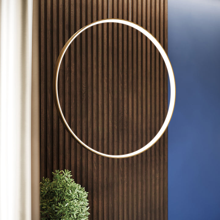 Suspension anneau RIO doré dans un intérieur contemporain