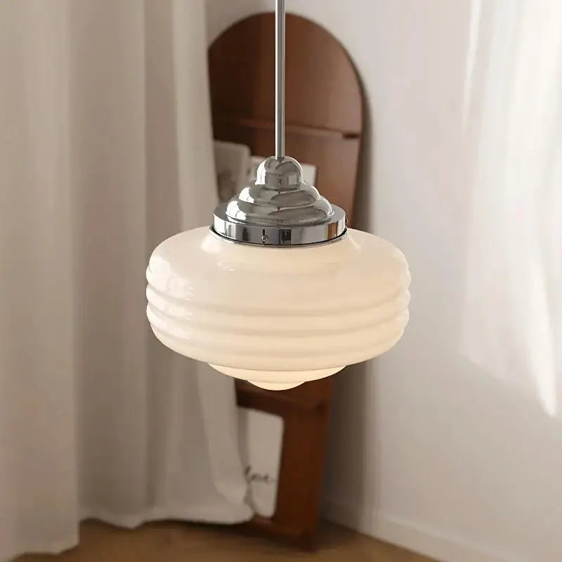 Suspension luminaire rétro en verre opalin et en métal chromé