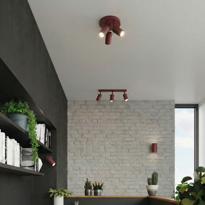 Luminaire Plafonnier bordeaux dans un intérieur contemporain