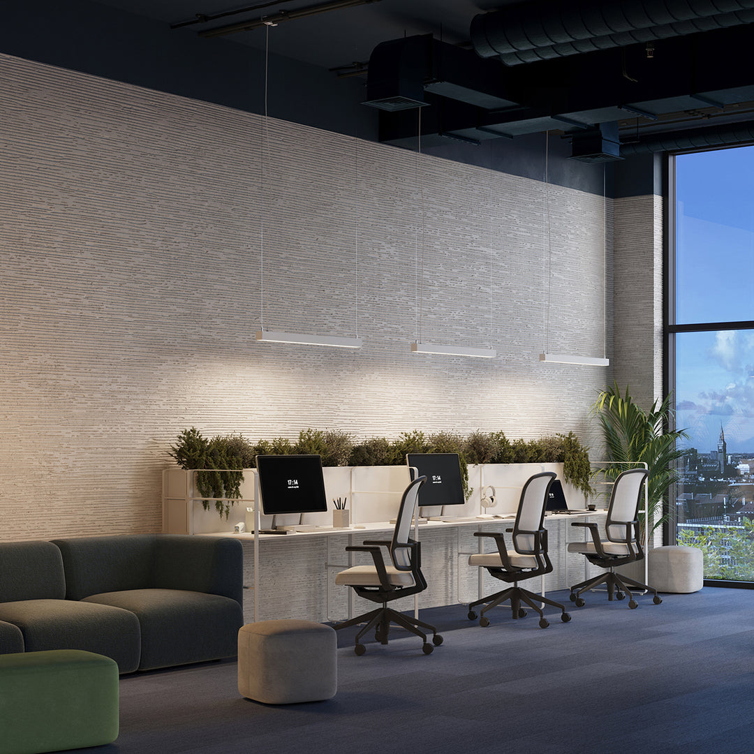 Suspension linéaire PINNE blanc dans un open space
