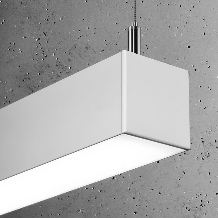 Suspension linéaire PINNE blanc allumée, détail du diffuseur opale