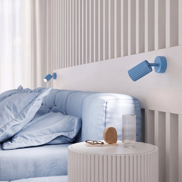 Luminaire Plafonnier bleu clair allumée, vue rapprochée